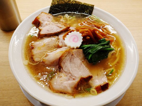 「塩ラーメン（850円）＋半チャーシュー（100円）」@長岡食堂 東京ラーメン横丁店の写真