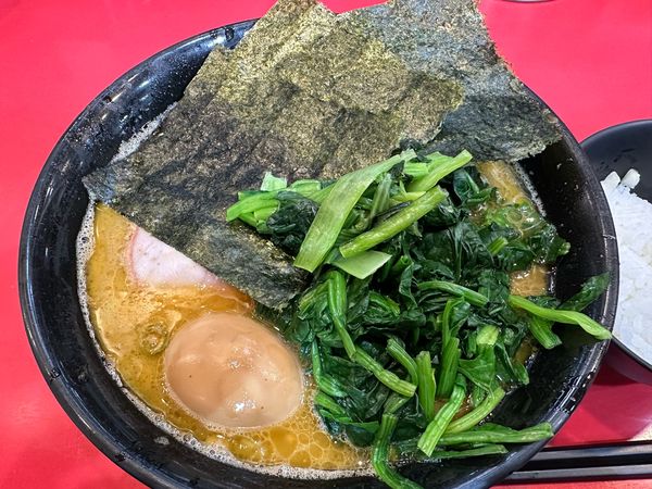 「ラーメン中盛 ほうれん草たまご」@家系総本山 ラーメン吉村家の写真