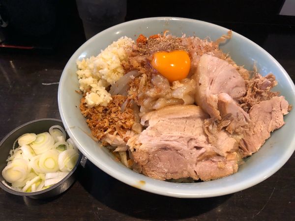 「汁無し950+ネギ50」@麺屋 豚他の写真