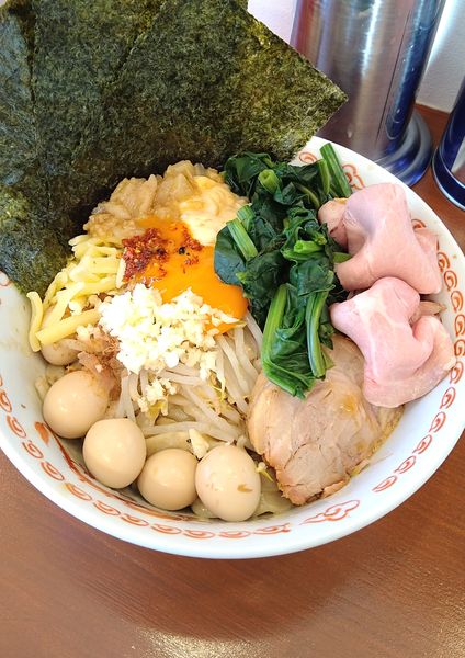 「まぜそば(並)+うずら､レンソウ､のり､ローストポーク」@それいけ！たかちゃんラーメンの写真