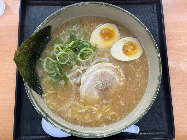 「にんたま醤油ラーメン」@にんたまラーメン ゆにろーず 取手店の写真