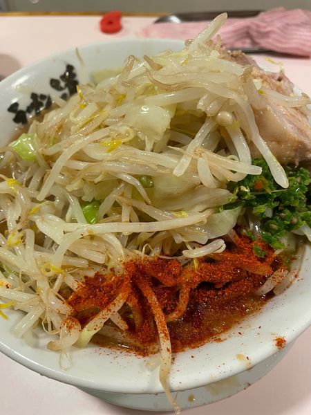 「中ラーメン ヤサイアブラトウガラシカラメアオトウ」@成蹊前ラーメン 吉祥寺の写真