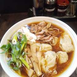 ワンタン麺(醤油・細麺)900円