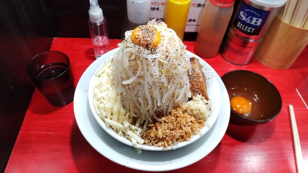 「汁なしミニ(野菜マシマシ・ニンニク・辛揚げ・脂増・生卵追加)」@ラーメン鷹の目 明大前店の写真