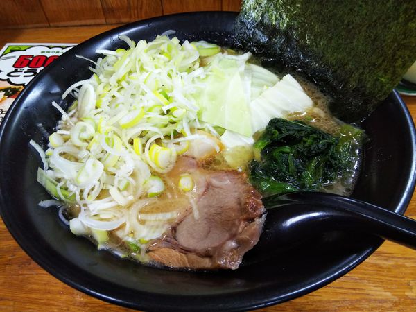 「とんこつ醤油ラーメン　あじこめ＆かため　※㋗５００円　＋ネギ」@横浜ラーメン 萬年家の写真