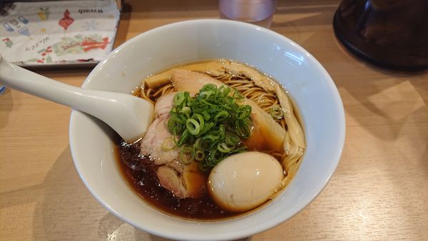 「味玉醤油らぁ麺・・900円」@らぁ麺まる鈴 本厚木店の写真