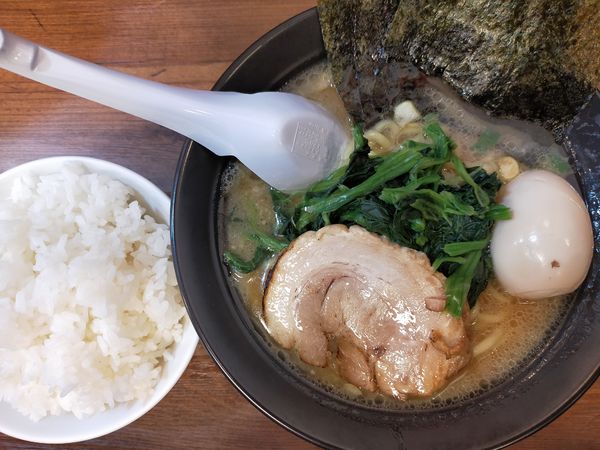 「豚骨醤油ラーメン500円+味玉100円+ライス無料」@横浜家系ラーメン 武骨家 鶴見西口店の写真