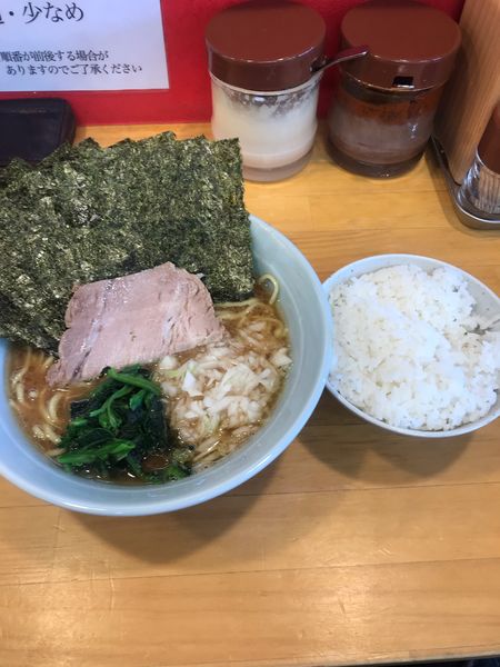 「ラーメン並硬め　平日お昼無料ライス　TPのり、玉ねぎ」@横浜家系ラーメン みと家の写真