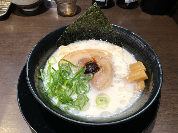 「とんこつらぁ麺」@濃厚とんこつラーメン 壱角堂 池袋西口店の写真
