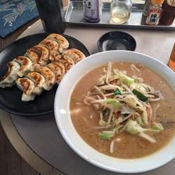 野菜みそらーめん、餃子2人　1000円