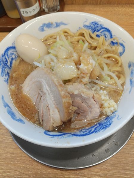 「豚玉ラーメン(ヤサイ少なめ、トッピング:ニンニク、アブラ)」@ジャンクガレッジ 北浦和店の写真
