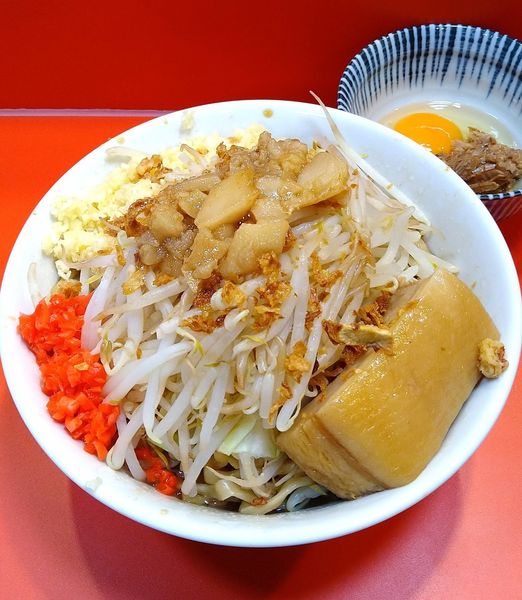 「まぜそば 880円＋ほぐし豚入り生卵 100円」@まぜそばマゼロー 船橋店の写真