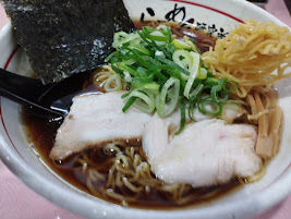 「黒醤油(並盛)(鶏✕魚介、中細麺)(880)」@らーめん研究所の写真