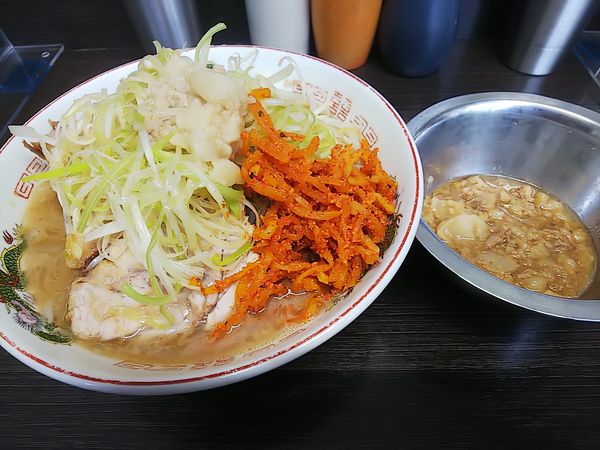 「ラーメン少なめ味ネギ別皿アブラ七味たくわん」@ラーメン二郎 川越店の写真