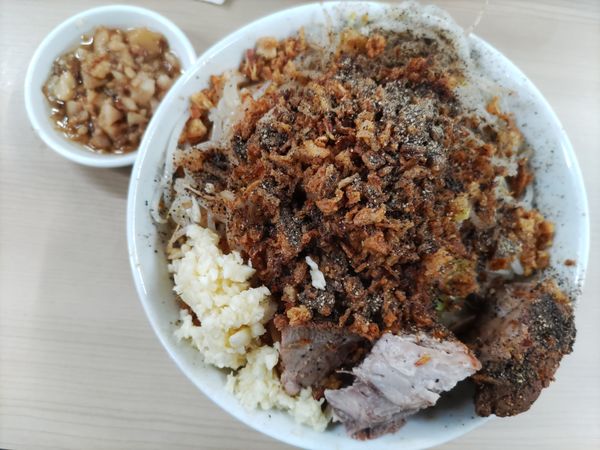 「汁なし(豚2枚·250㌘)·チーズ·野菜·ニンニク·アブラ」@ラーメン荘 歴史を刻め 世田谷店の写真