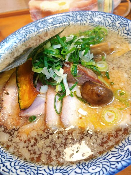 「⭐背脂三ツ星煮干しカリフリちゃーしゅーめん もち小麦手揉み麺」@らーめん森や。の写真