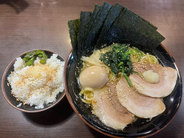 「MAXラーメンがカタコイオオメ）＋無料少ライス」@横浜家系ラーメン 壱角家 新宿中央東口店の写真