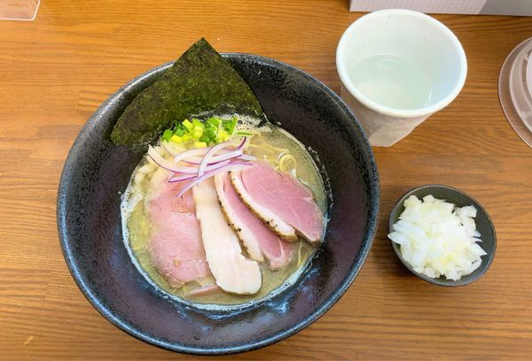 「純煮干らーめん with鴨チャーシュー/刻み玉ネギ & 和え玉」@麺家 本倉の写真