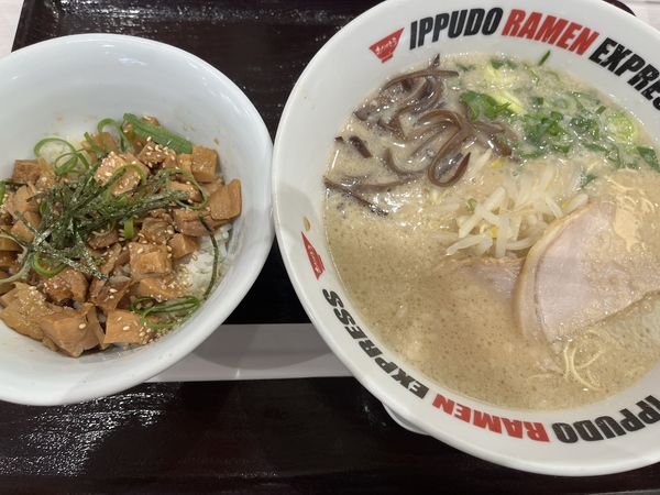 「豚骨ラーメン＆チャーシュー丼」@IPPUDO RAMEN EXPRESS 南町田グランベリーパーク店の写真