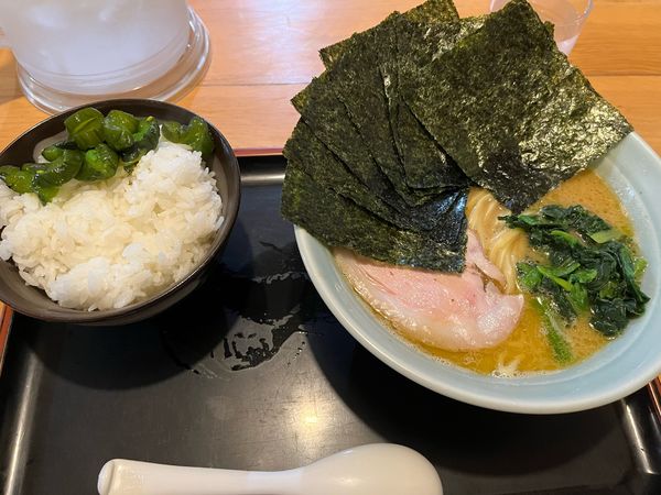 「海苔増しラーメン硬め濃いめ、おかわり無料ライス」@鷹乃巣の写真