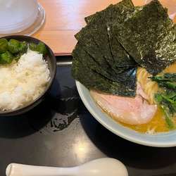 海苔増しラーメン硬め濃いめ、おかわり無料ライス