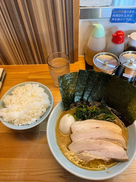 「特製ラーメン硬め濃いめ、ライス」@横浜家系らーめん 武源家 前沢店の写真