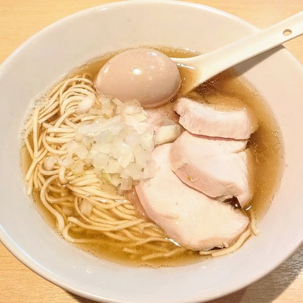 「限定 煮干らーめん塩､味玉､鶏コンフィ」@らーめん芝浜の写真