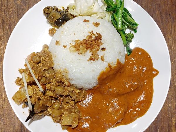 「ひよこ豆と根菜のキーマ＋バターチキン（ライス大盛）」@猫六の写真