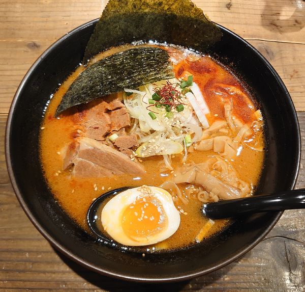 「スパイシー味噌ラーメン+チャーシュー(半麺、1408円)」@和風楽麺 ひのでや BEYONDの写真