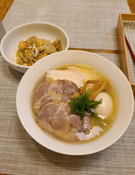 「特製ご恩らぁめん(塩)+半チャーハン」@らぁめん ご恩の写真