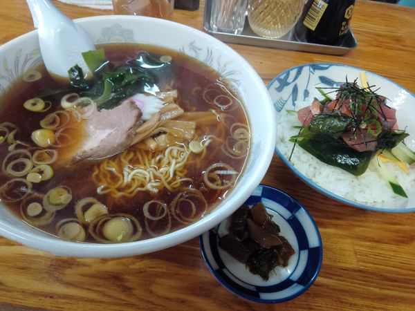 「日替わり（ラーメンと漬け丼）　８００円」@池ちゃんラーメンの写真