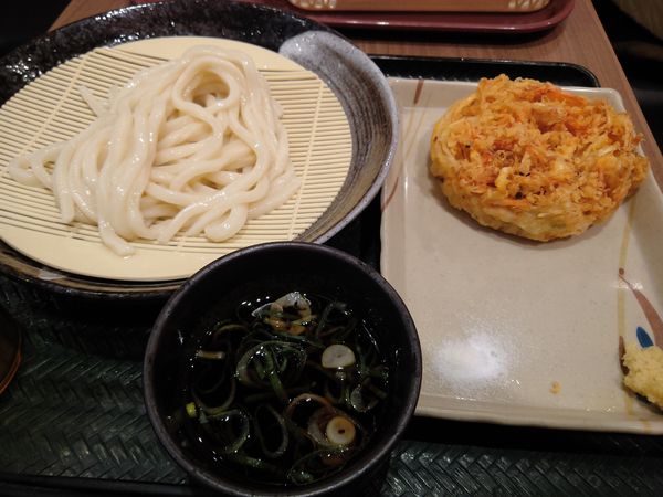 「ざるうどん　３４０円　かき揚げ　１４０円」@はなまるうどん 千住ミルディス店の写真