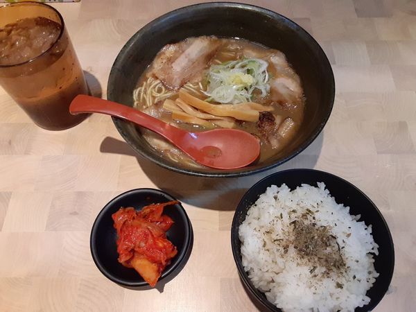 「にぼしラーメン 大　ごはん·キムチ無料」@にぼしらーめん88の写真