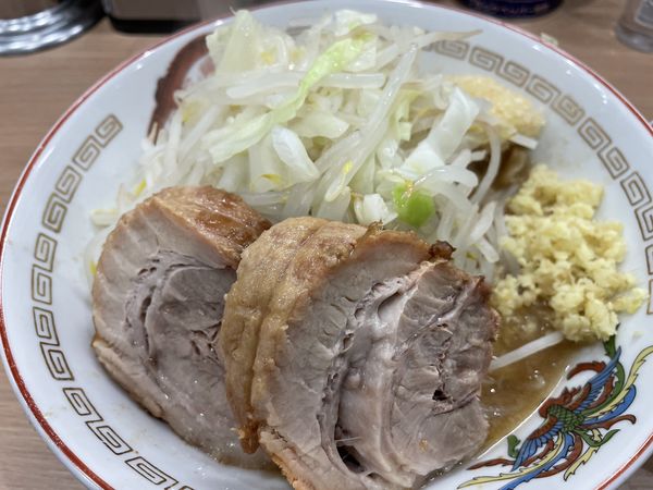 「ミニラーメン、生卵」@ラーメン豚山 金沢文庫店の写真