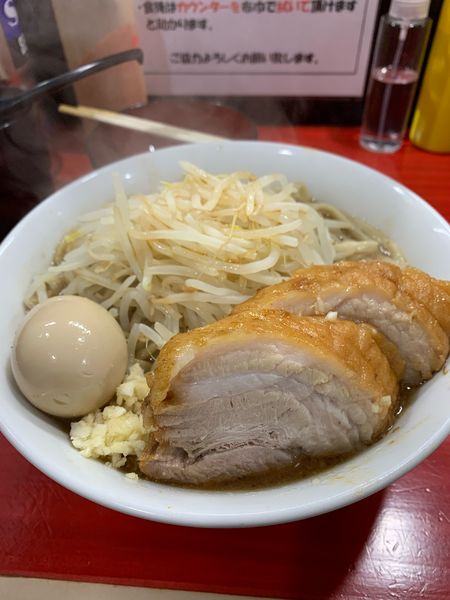 「小ラーメン　豚玉　生卵　野菜少なめニンニク」@ラーメン鷹の目 明大前店の写真