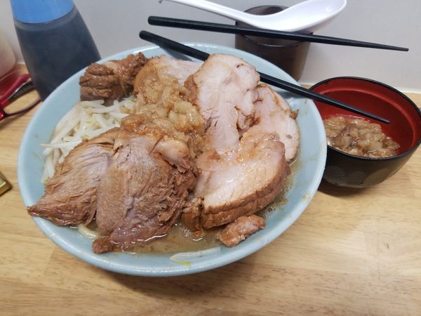 「豚ラーメン+脂1300円」@俺の生きる道 白山店の写真