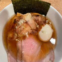 醤油ラーメン　カツオ　煮玉子 豚レアチャーシュー1枚