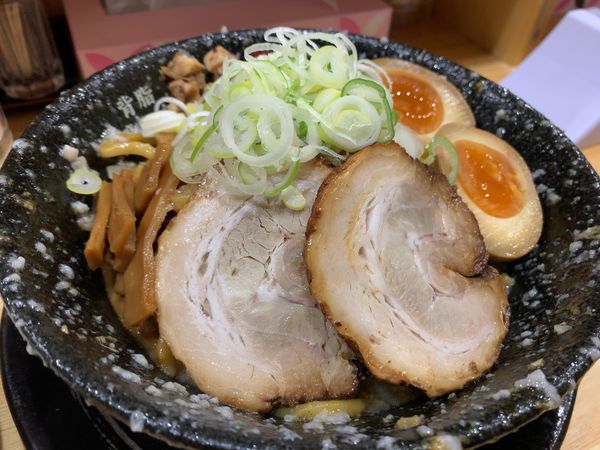 「ツボミ油そば+小ライス」@背脂の魔術師 ツボミの写真