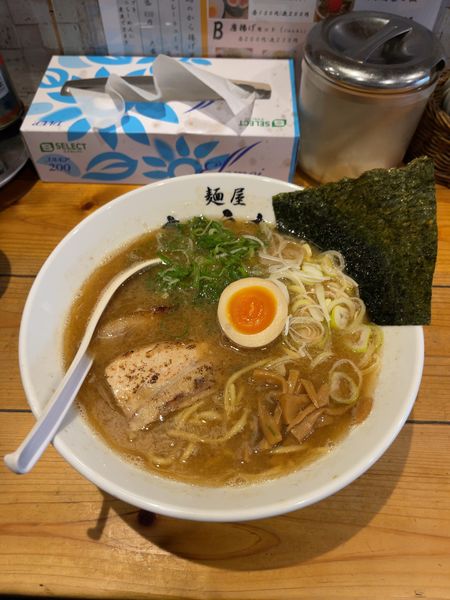 「鶏白湯魚介らーめん（中太麺）900円」@麺屋 辰の写真