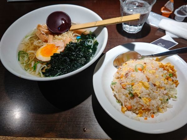 「本日の日替わり①(塩味玉子ラーメン&半チャーハン)900円」@上海華龍 ヤマダ電機LABI1高崎店の写真