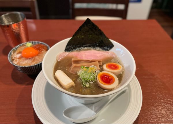「濃醇煮干蕎麦（味玉入り）¥950」@酒肴場 屯の写真
