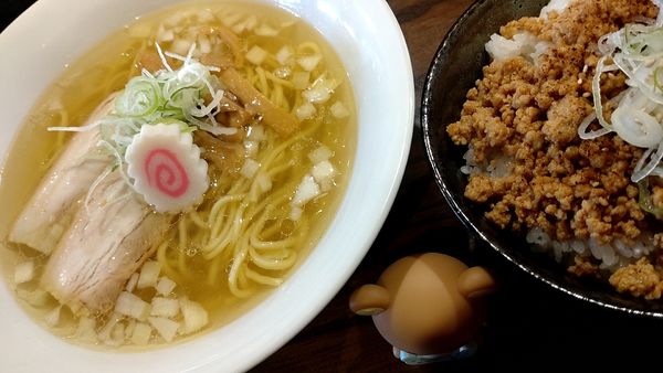 「鶏だし醤油らぁ麺(780円税込)＋とりそぼろ丼」@鶏哲の写真