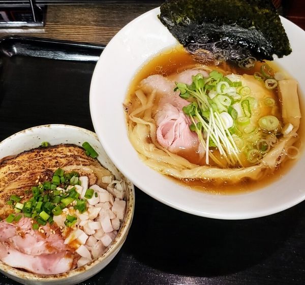 「淡麗鶏中華そば￥0（通常￥780）＋チャーシュー合盛り丼」@らーめん壱輝 煌の写真