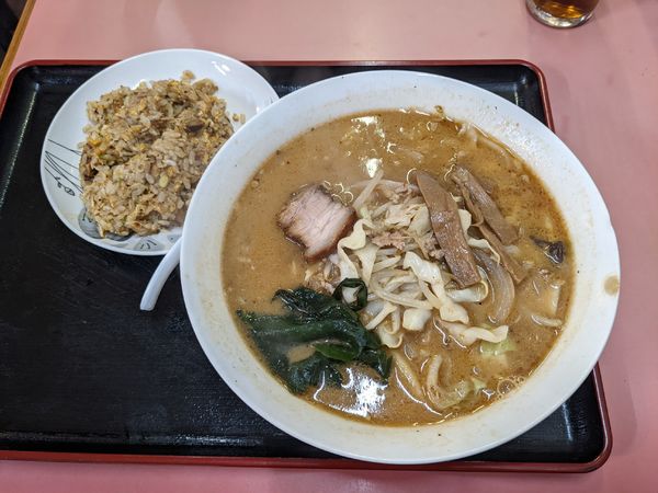 「辛味噌らーめん＋半チャーハン　700円」@ラーメン処 豚太郎の写真