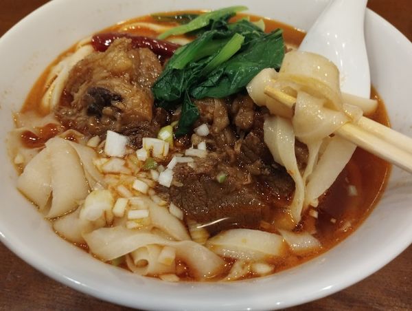 「牛バラ刀削麺(ランチ880)」@四川料理 京華樓 本館の写真