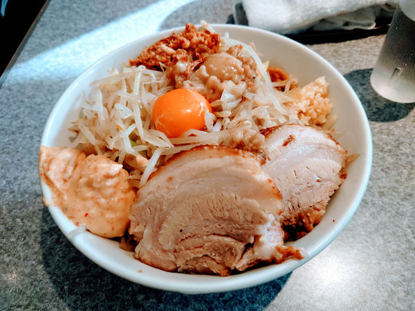 「汁なしそば ミニ+豚1枚」@ラーメン宮郎の写真