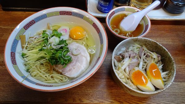 「油そば（700円）＋中盛り＋生玉子＋ネギチャーシュー丼」@宝華らぁめんの写真