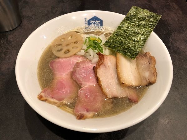 「煮干らーめん+吊し上げ焼豚」@西永福の煮干箱の写真