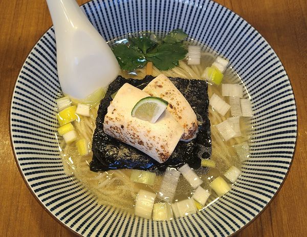 「【限定】金目鯛出汁に浮かぶぼらの焼き白子のせらーめん」@寿製麺よしかわ 川越店の写真