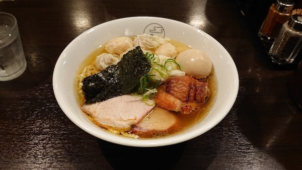 「特製ワンタン白だし麺 味玉 切り落としチャーシュー 平打ち」@八雲の写真